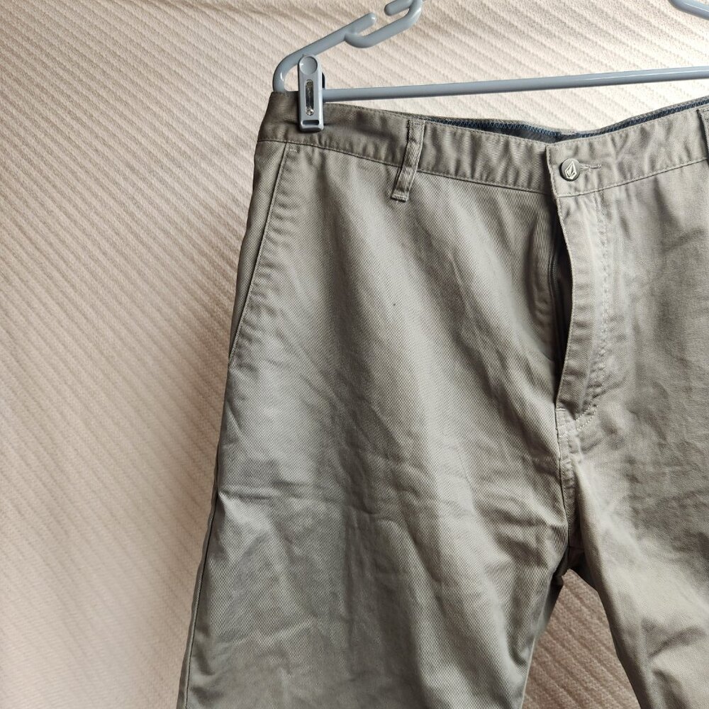1194 - Volcom 36W Modern Fit Shorts - Picture 2 of 8